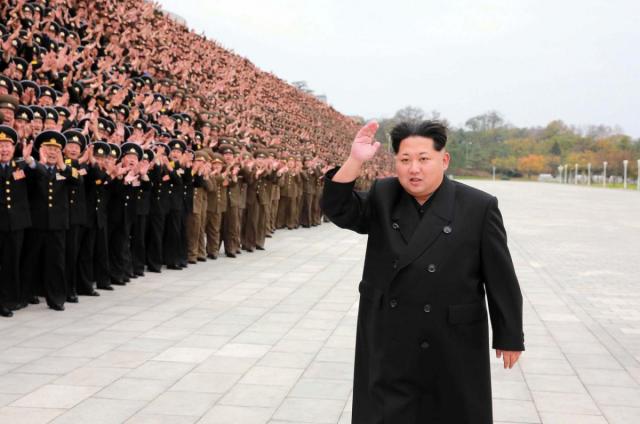 زعيم كوريا الشمالية في اسنعراض عسكري