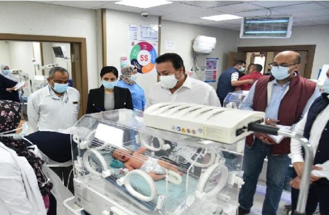 الوزير خلال زيارته المفاجئة لمستشفى ناصر العام 