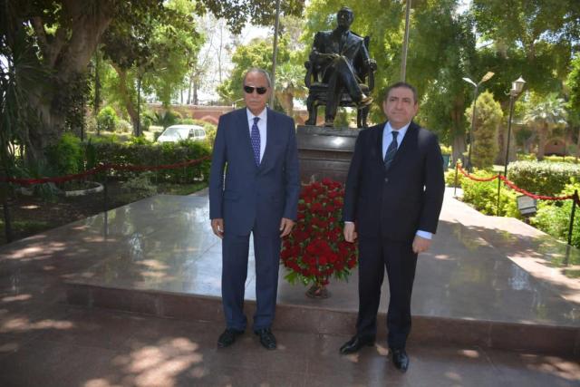 محافظ القليوبية والفير الأذربيجانى أمام تمثال الزعيم حيدر علييف