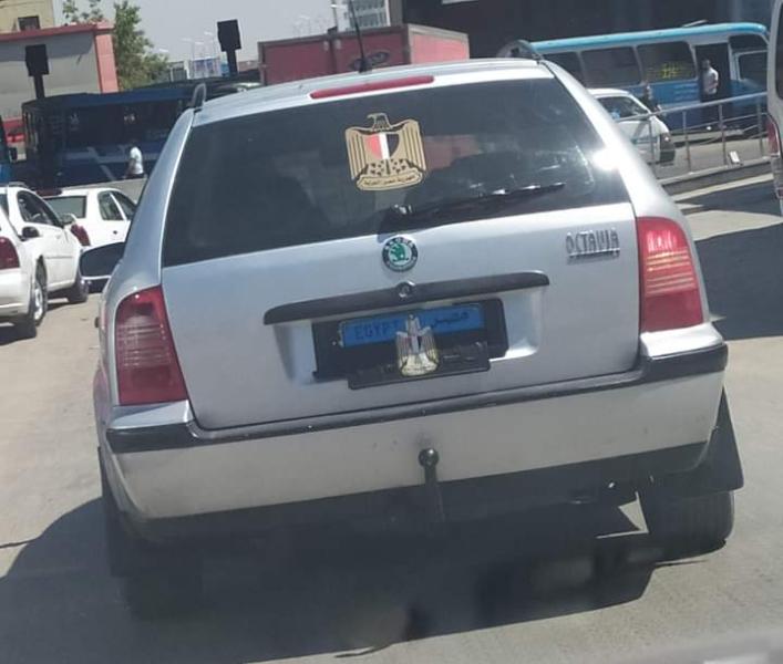 السيارة الغامصة بدون ارقام تنطلق في شوارع القاهرة