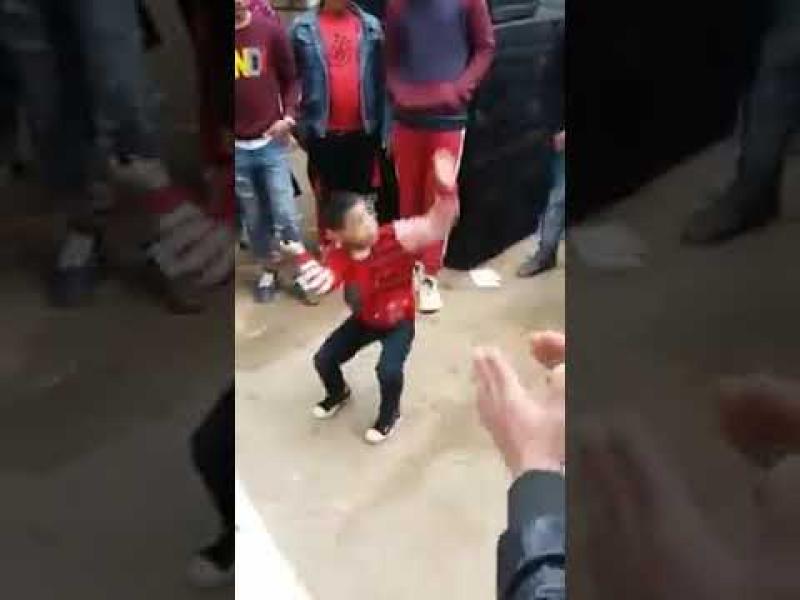 طفل يرقص
