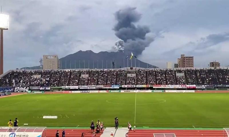 بركان بجوار الملعب