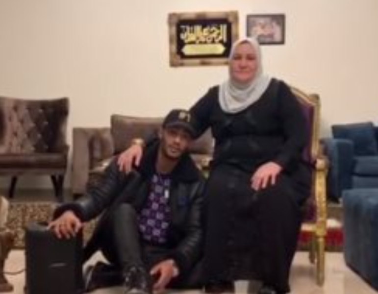 محمد رمضان مع والدته