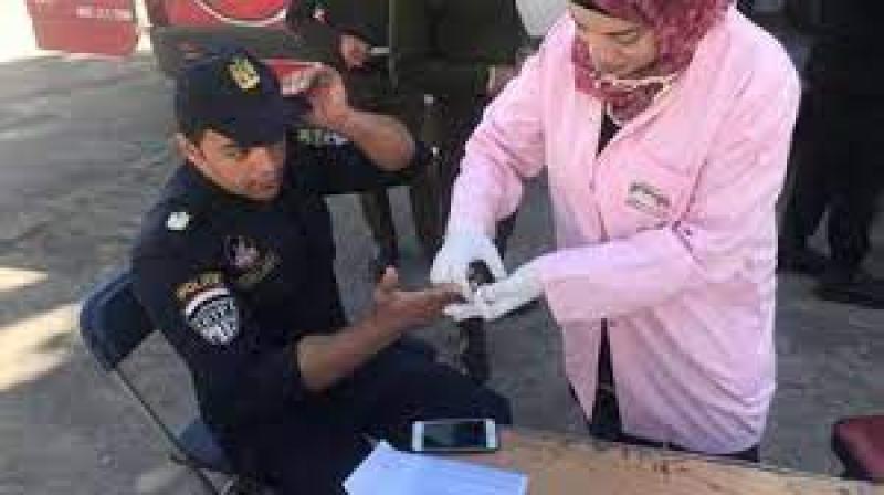 رجال شرطة يتبرعون بالدم