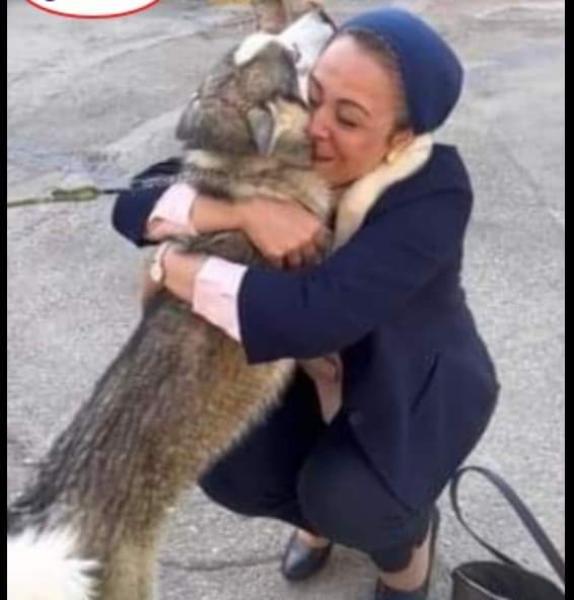 ابوالقمصان مع كلبها 