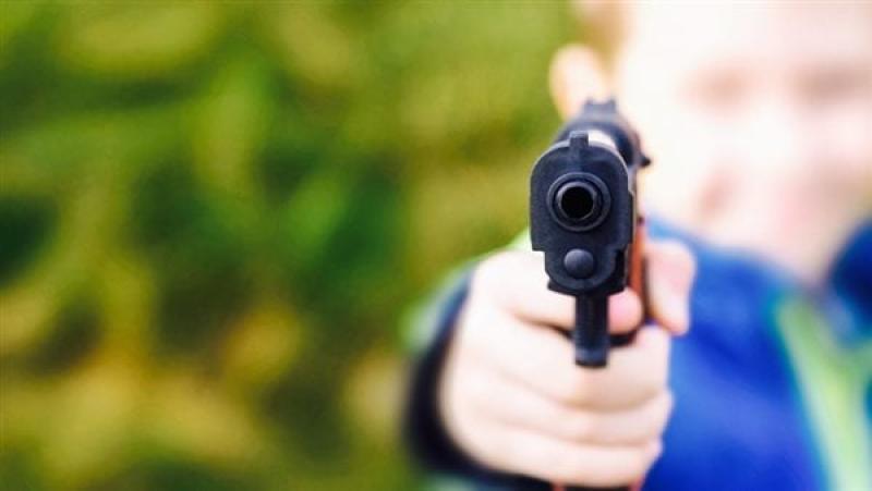 طفل يبلغ 3 سنوات يطلق النار على نفسه بواسطة مسدس والده
