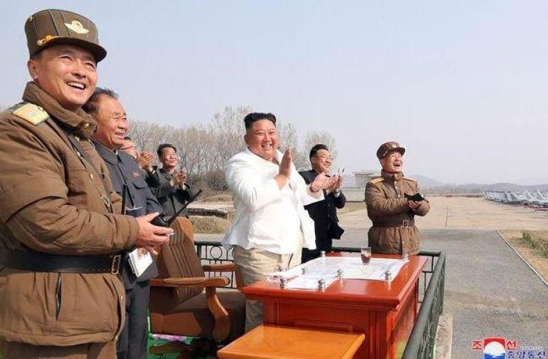 الرئيس الكوري مع كبار العسكرين في بلادة