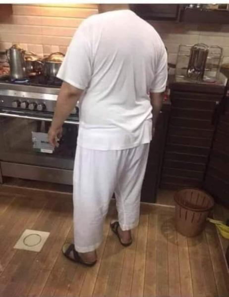 رجل في المطبخ