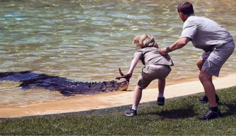اب قاسي يلقي بطفلة في فم تمساح والامن يكشف الحقيقة