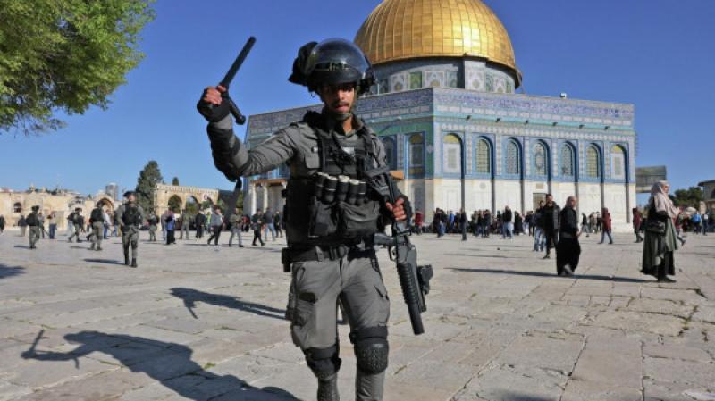 جندي من الاحتلال وخلفة القدس