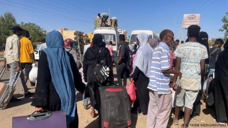 الحرب تجبر السودانين علي الفرار