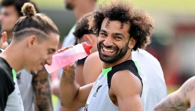 محمد صلاح بصحبة لاعبي ليفربول