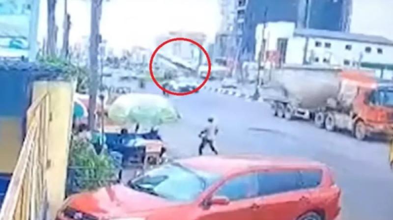 طائرة تسقط في شارع