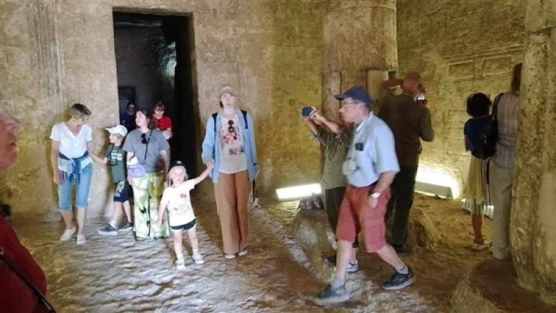 وفود سياحية من 5 دول تزور المناطق الأثرية بالمنيا
