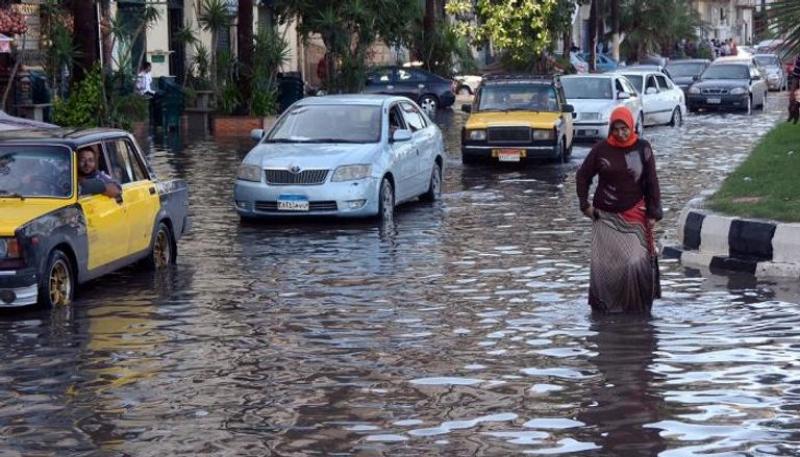 مياه الأمطار تغرق شوارع الإسكندرية