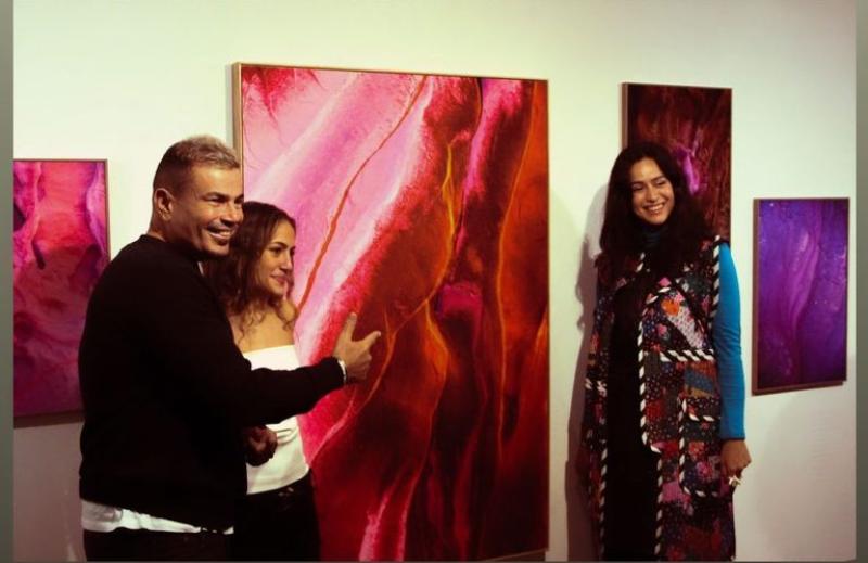 عمرو دياب يدعم موهبة ابنته كنزي في افتتاح معرضها الفني بلندن