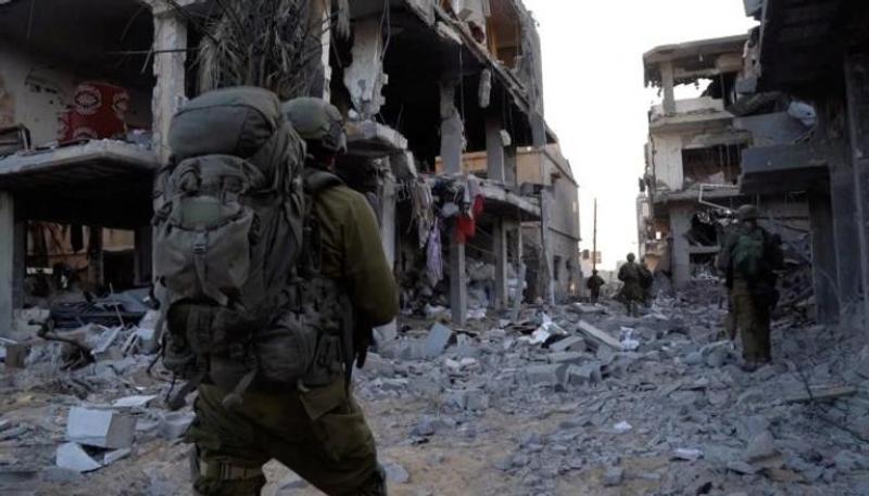 جنود الاحتلال في غزة بعد تدمير مناطق.j