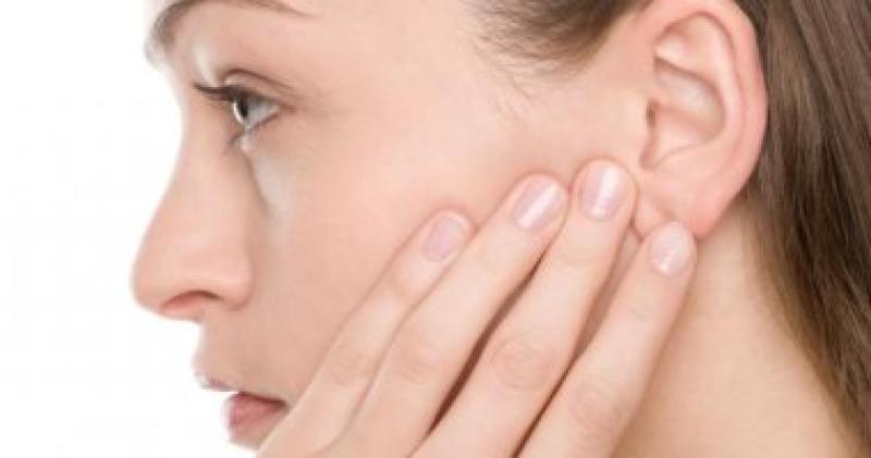 احذر.. نزلات البرد المتكررة وحساسية الأنف أشهر أسباب التهاب الأذن الوسطى