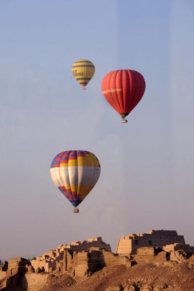 بالونات طائرة فوق مدينة الاقصر - حوادث اليوم