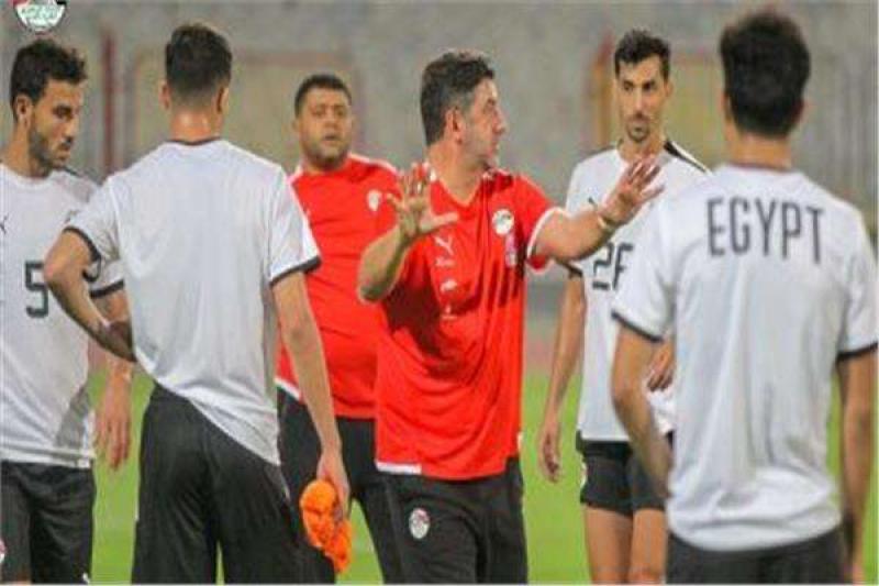 فيتوريا مع لاعبي منتخب مصر