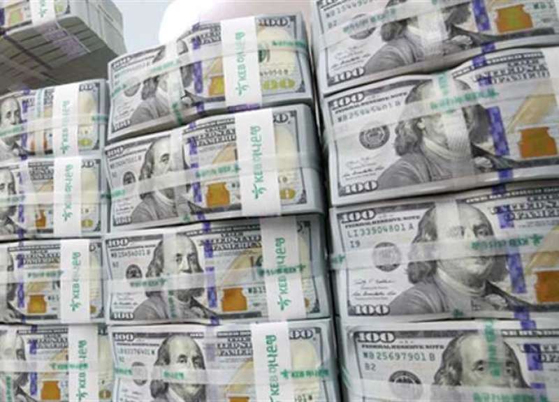 استقرار  سعر الدولار وتشديد القيود المصرفية في مصر