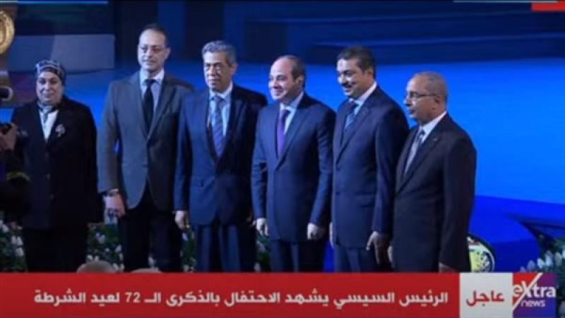 الرئيس السيسي يلتقط صورة تذكارية مع أسر الشهداء