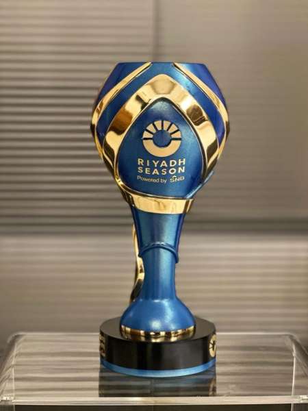 تركي آل الشيخ يكشف عن كأس موسم الرياض في ديربي الهلال والنصر