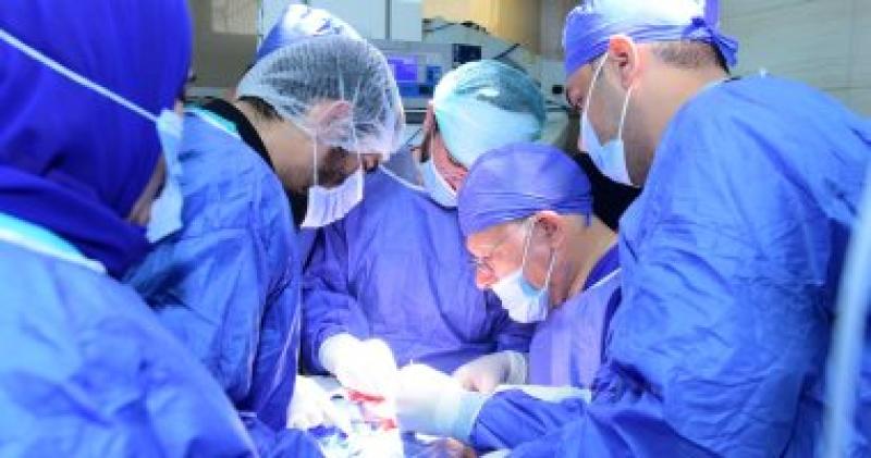 رئيس جامعة سوهاج ينجح في إعادة توصيل الأعصاب المقطوعة لطفلة مصابة بشلل ولادي
