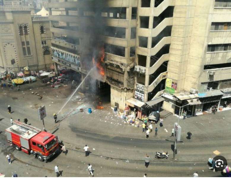 حريق ضخم يلتهم محلين تجاريين في قلب كفر الشيخ وجهود مكثفة للسيطرة