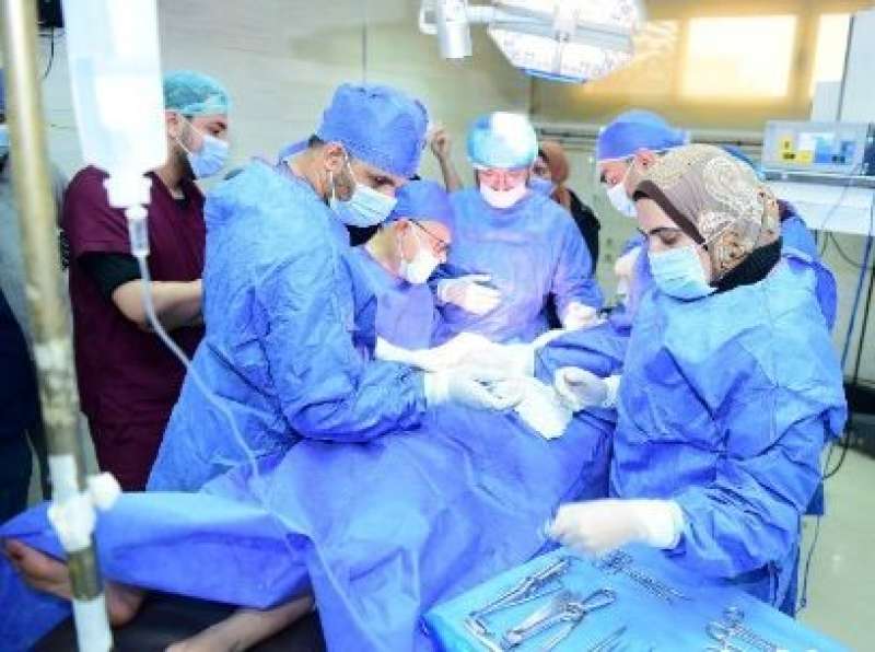 رئيس جامعة سوهاج يجري عملية جراحية لطفلة مصابة بشلل ولادي