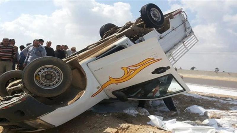 مصرع شخص فى حادث انقلاب سيارة ربع نقل على طريق الفرافرة ديروط