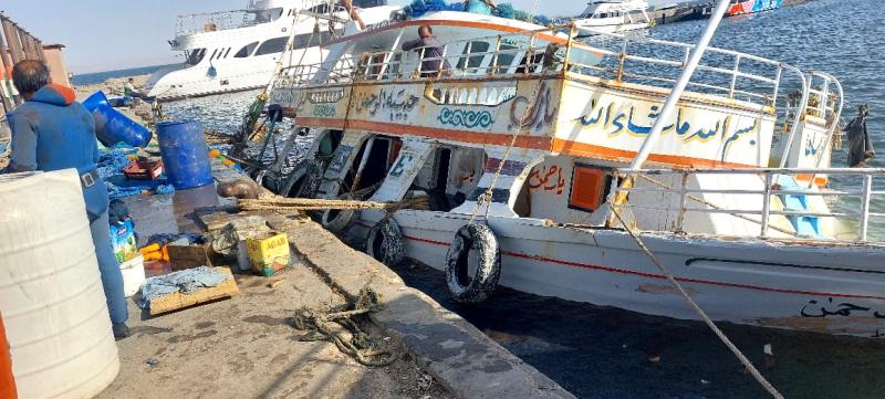 غرق مركب صيد خلال رسوها بميناء الأتكة في السويس