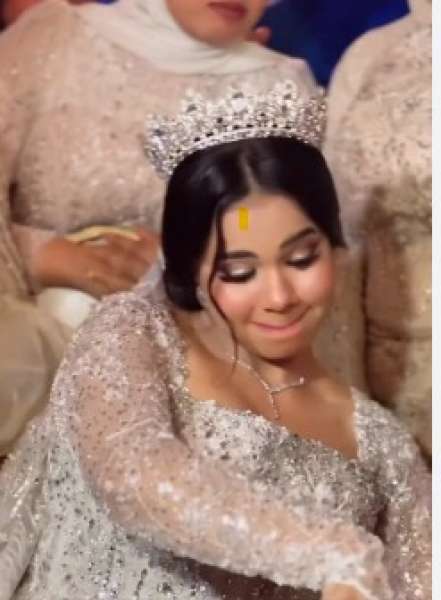 فيديو لعروس مصرية تنفعل على المأذون :”أنت بتزعق ليه، بيزعق ليه دا، متزعقليش”.