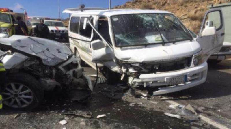 إصابة 14 شخصًا فى حادث تصادم على طريق أسيوط الغربى