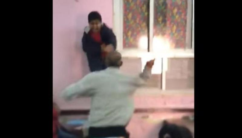 تداول فيديو لمعلم يضرب تلميذاً يثير الغضب في مصر: الدعوة إلى تطبيق العدالة والالتزام بقوانين حظر العنف المدرسي