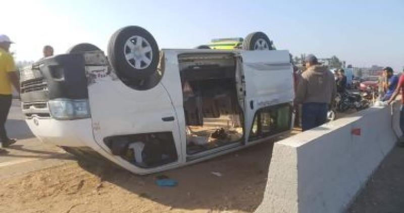 حادث  على الطريق الصحراوي بالبحيرة يسفر عن إصابة 10 من أبناء الأقصر