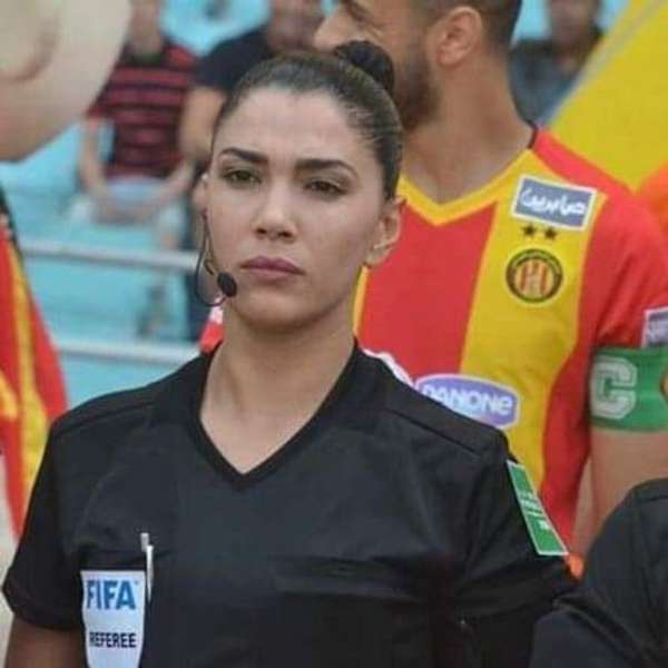 التضامن النسائي في تونس يتقدم بقوة دفاعًا عن حكمة كرة القدم درصاف القنواطي