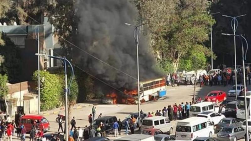 اندلاع حريق مروع في أتوبيس نقل عام بعد تصادمه مع سيارة أجرة في فيصل