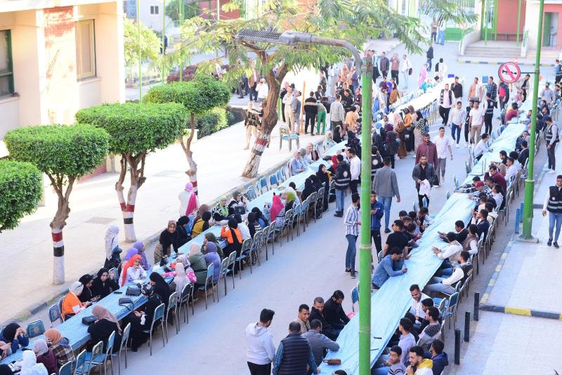 بحضور المحافظ.. جامعة سوهاج تقيم أكبر مائدة إفطار رمضانى بالمحافظة