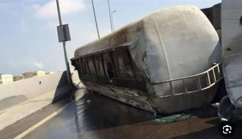 ”إنقلاب سيارة نقل محملة بالمازوت على الطريق الصحراوي الغربي في سوهاج دون خسائر بشرية”