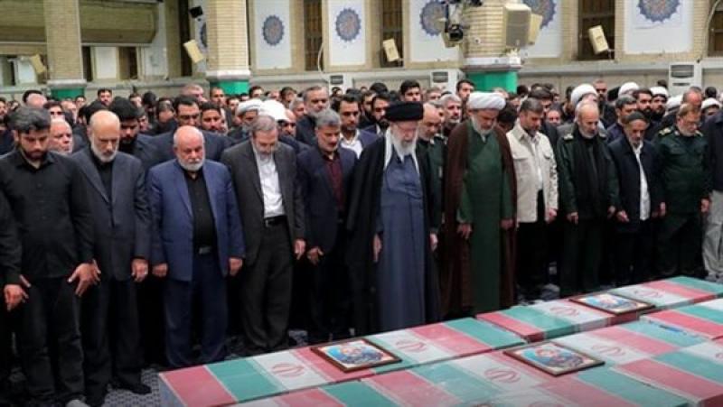 خامنئي يقيم الصلاة على جثامين القيادات السبعة ضحايا الهجوم الصهيوني في دمشق