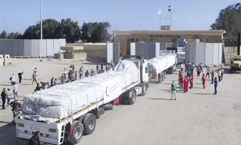 عبور 81 شاحنة مساعدات عبر معبر رفح البري إلى غزة