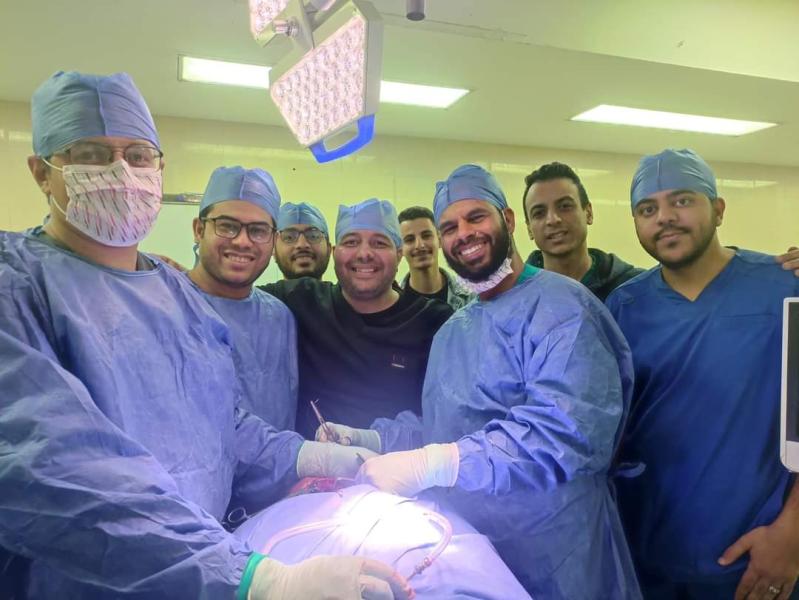فريق طبيب بمستشفي سوهاج الجامعي الجديد ينجح في إنقاذ شاب تعرض لعدة طعنات بالرقبة والظهر