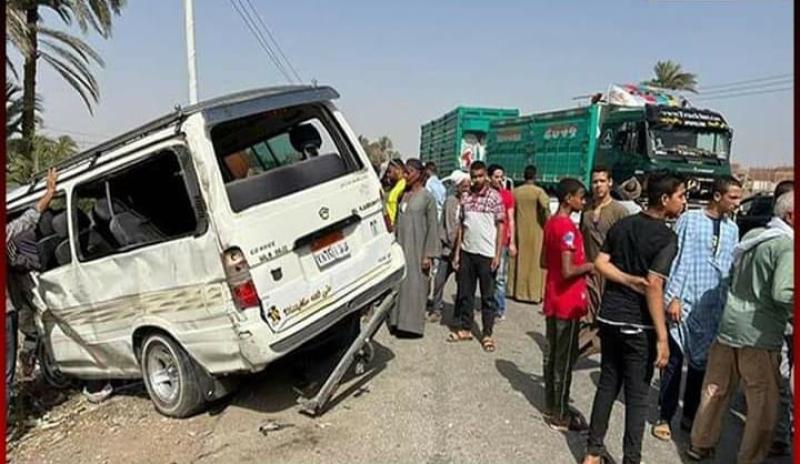 أصابة 14 شخصًا في أسوان: سيارات الإسعاف تنقل المصابين إلى المستشفى