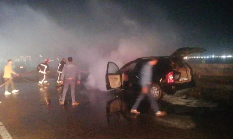 اشتعال النيران في سيارة ملاكي على طريق الكورنيش بالإسكندرية.. صور