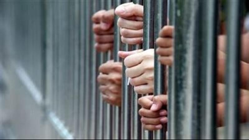 ضبط عاطل يحاول تهريب مواد مخدرة داخل ”شبشب” أثناء محاكمة أحد المسجونين في إبشواي