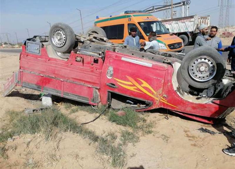 مصرع شخص وإصابة آخر في انقلاب سيارة نقل على طريق أسوان الصحراوي الغربي