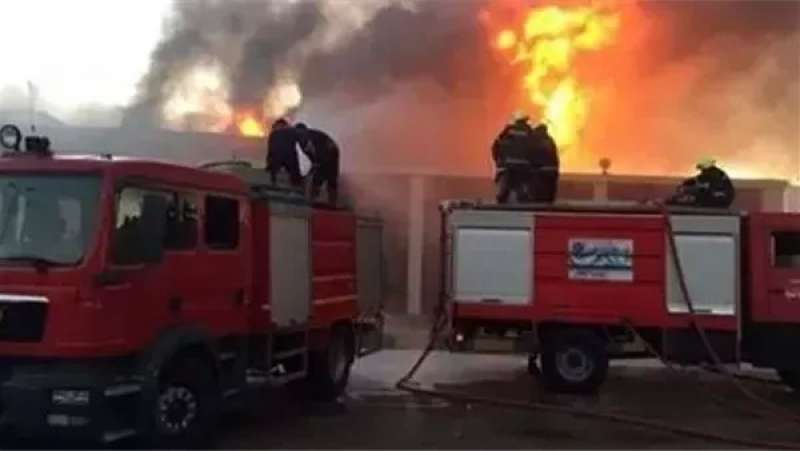 الحماية المدنيى تسيطر على حريق نشب داخل مصنع فوم بالشرقية