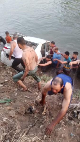 شاهد  بالصور:سقوط سيارة ملاكي في البحر الصغير بمدينة دكرنس يؤدي إلى وفاة شاب وإصابة آخر