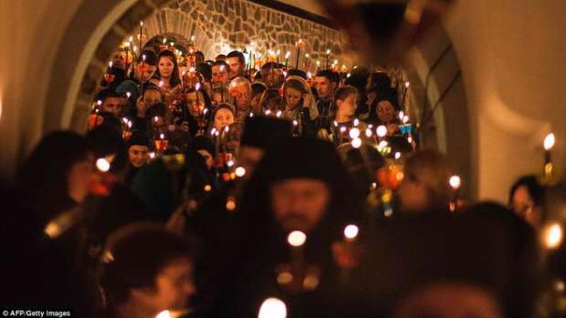 اليوم .. مسيحيو العالم يشهدون ظهور النور المقدس في القدس المحتلة.. بث مباشر